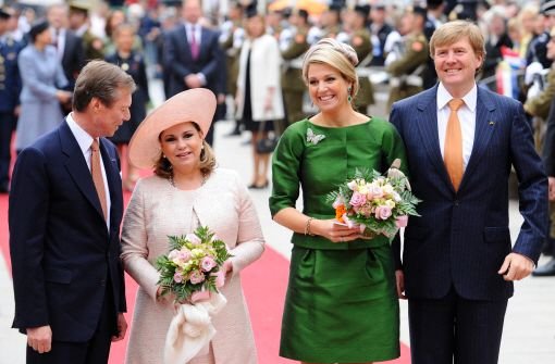 Am Freitag sind König Willem-Alexander (rechts) und Königin Máxima von Luxemburgs Großherzog Henri (links) und seiner Frau Maria Teresa (zweite von links) in Luxemburg empfangen worden. Foto: dpa