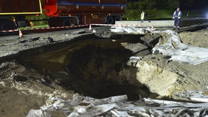 Explosion reißt riesigen Krater in Autobahn bei Offenbach