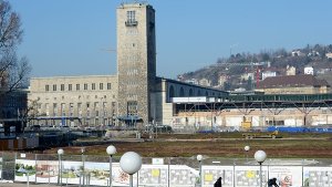 Die Deutsche Bahn will das Projekt Stuttgart 21 jetzt zügig weiterbauen. Drei Jahre nach dem Baustart sollen die Arbeiten an Tempo zulegen und erste Tunnel begonnen werden. Klicken Sie sich durch die Fotostrcke. Foto: dpa