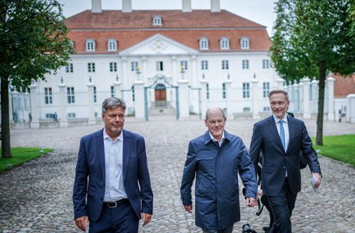 Von links nach rechts: Robert Habeck (Grüne), Olaf Scholz (SPD) und Christian Lindner (FDP) beraten sich auf Schloss Meseberg. Foto: dpa/Kay Nietfeld