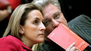 Der belgische Prinz Laurent - hier im Jahr 2005 mit seiner Frau Prinzessin Claire - leidet an einer schweren Lungenentzündung. Foto: dpa