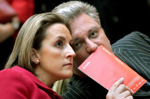 Der belgische Prinz Laurent - hier im Jahr 2005 mit seiner Frau Prinzessin Claire - leidet an einer schweren Lungenentzündung. Foto: dpa