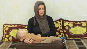 Die Gefangenschaft hat sie traumatisiert: IS-Opfer Amscha mit ihrem Baby  Foto: Karim El-Gawhary