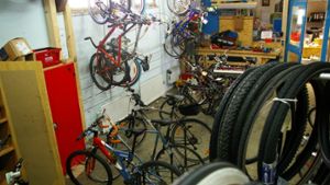 Die Fahrradstation bietet Leihräder, Parkplätze für Drahtesel und einen Reparaturservice. Foto: Alexandra Kratz
