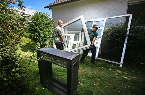 Manfred und sein Sohn Markus Bretschneider bauen die Fenster aus. Foto: Ines Rudel