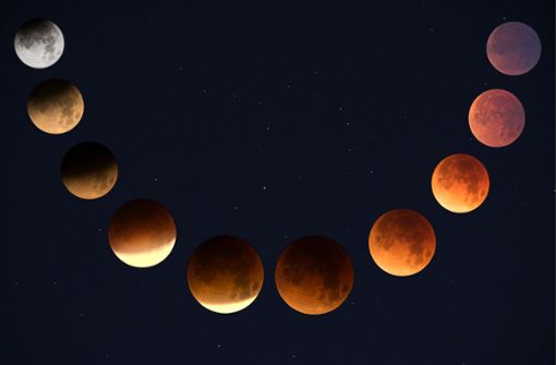 Gegen 23.30 Uhr sind knapp zwei Drittel des Mondes vom rötlichen Erdschatten bedeckt. Foto: Unsplash