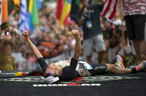 Sebastian Kienle ist im Ziel: 2014 hat er die Ironman-Weltmeisterschaft auf Hawaii gewonnen. Foto: EPA