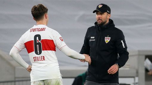 Zwei Ex-Münchner beim VfB Stuttgart: Angelo Stiller (li.) und Trainer Sebastian Hoeneß. Foto: Pressefoto Baumann/Julia Rahn