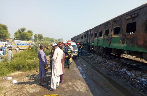 Der Zug geriet wegen eines explodierten Gaskochers in Brand. Foto: AFP