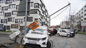 Stuttgart-Feuerbach: Beim Abbiegen mit dem Gegenverkehr zusammengestoßen