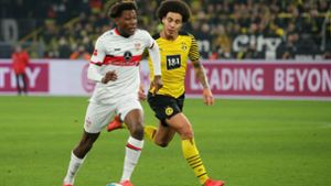 Alexis Tibidi gegen Dortmunds Axel Witsel – im Hinspiel feierte der Stuttgarter Youngster sein Bundesligadebüt. Foto: Pressefoto Baumann/Julia Rahn
