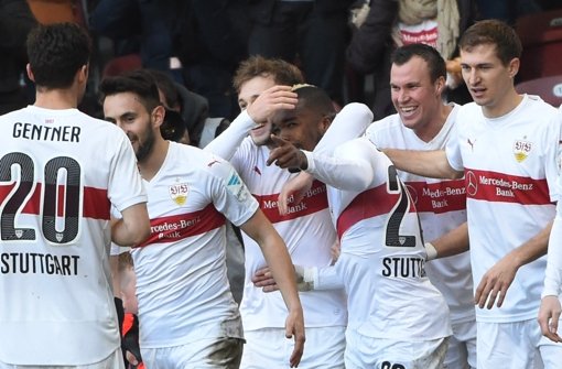 Jubel beim VfB: die Spieler feiern den Treffer von Serey Dié Foto: dpa