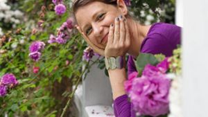 Sarah Stiller entwickelte sich vom Stadtkind zur Cottage-Garten-Expertin  und ist überzeugt: Wahre Schönheit kommt von unten. Foto: Callwey Verlag