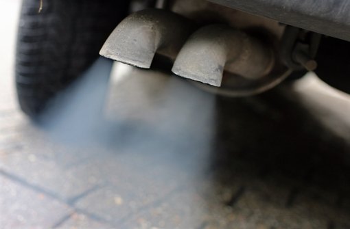 Noch zu viele Autos stoßen im Übermaß Abgase mit Feinstaub und hoher Stickstoffdioxid-Konzentration aus – das will man an kritischen Tagen mit dem Feinstaubalarm ändern. Foto: dpa