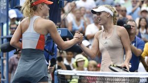 Caroline Wozniacki hat sich mit dem 6:4, 2:6, 6:2 gegen French-Open-Siegerin Maria Scharapowa eindrucksvoll im sportlichen Scheinwerferlicht zurückgemeldet. Foto: dpa