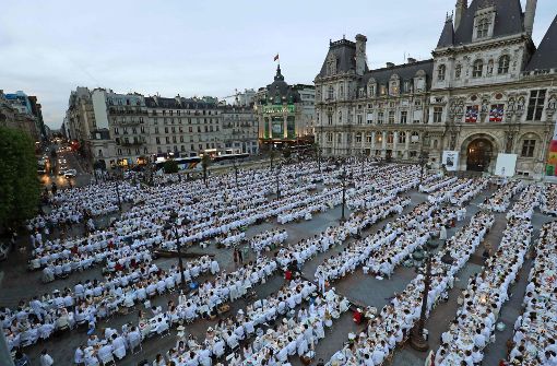 Weiß gekleidete Menschen wohin das Auge blickt: Das Pariser Rathaus am Donnerstagabend. Foto: AFP