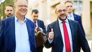 Niedersachsens Ministerpräsident Stephan Weil hat SPD-Parteichef Martin Schulz die Treue geschworen. Foto: dpa