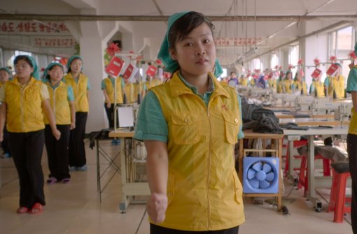Immer schön in Reih’ und Glied, und Liebe zum Diktator bekennen: Nordkoreas Musterarbeiterinnen werden der westlichen Kamera vorgeführt. Foto: Farbfilm-Verleih