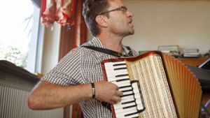 Künftig kann er sich vermehrt seinem Hobby zuwenden: Großerlachs Bürgermeister Christoph Jäger ist auch leidenschaftlicher Liedermacher. Foto: Gottfried Stoppel