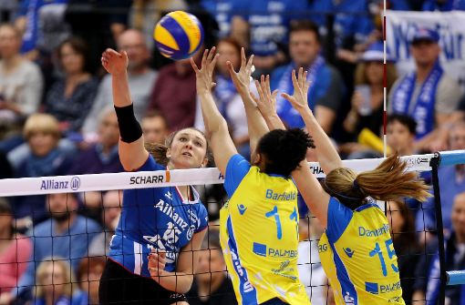 Michaela Mlejnkova (in blau) und ihre Teamkolleginnen haben das zweite Finalspiel vor heimischen Publikum gegen Schwerin verloren. Foto: Pressefoto Baumann