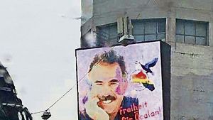 Stundenlang war Öcalans Konterfei am Pragbunker zu sehen. Foto: STZ