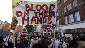 Demonstrationen für die Opfer des Londoner Hochhausbrands haben sich zu Protesten gegen die britische Regierung ausgeweitet. Foto: AP