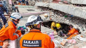 Helfer in Nepal haben fünf Tage nach dem Erdbeben eine verschüttete Frau gefunden. (Symbolbild) Foto: Sebastian Stenzel/Wiesbaden112.de/dpa