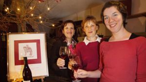 Lisa Kappes-Sassano (Caritas Neckar-Fils-Alb), Monika Kusterer vom gleichnamigen Weingut und Christine Kempf, die Projektleiterin der Aktion Chancenschenker (von links),  stoßen mit dem Martiniwein 2017 an. Foto: Ines Rudel