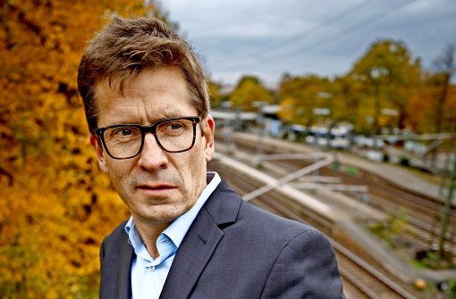 Der Go-Ahead-Geschäftsführer Stephan Krispin an de r Remsbahn in Waiblingen ...