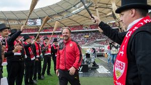 VfB-Trainer Alexander Zorniger wird von den Schornsteinfegern in der Mercedes-Benz-Arena empfangen. Foto: dpa