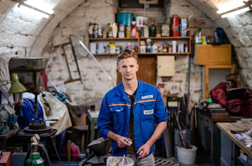 Sein Kopf läuft meist auf Hochtouren – beim Schrauben in der Werkstatt kann Moritz S. abschalten. Foto: Lichtgut/Christoph Schmidt