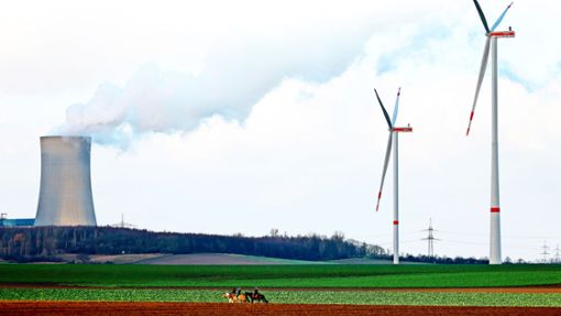 Windrad in Bayern: Beim Ausbau der Windenergie hinkt Deutschland den selbst gesteckten Zielen hinterher. Foto: imago//Christoph Hardt