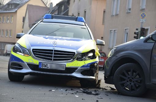 Ein 38-Jähriger kracht an einer Kreuzung in Bad Cannstatt in einen Streifenwagen der Polizei. Foto: Andreas Rosar