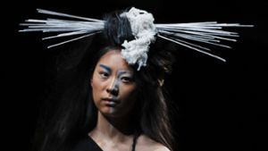 Auf der Fashion Week in Peking zeigen die Designer ihre Vielfältigkeit: von klassischen Schnitten bis zu ausgefallenen Street-Styles. Foto: AP