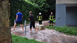 Feuerwehr und Polizei haben am Mittwochvormittag wegen eines Wasserrohrbruchs zum Max-Kade-Haus in der Nähe der Liederhalle in Stuttgart-Mitte ausrücken müssen. Foto: Andreas Rosar Fotoagentur-Stuttgart