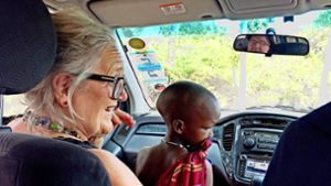 Die Betriebswirtin Helene Prölß bei den Massai in Tansania: Die Stuttgarterin hat einen gemeinnützigen Manager-Export-Service gegründet. Foto: Stiftung Manager ohne Grenzen