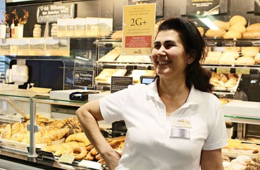 Vor zehn Jahren hat Fatma Sahin als Aushilfe in der Bäckerei im Asemwald angefangen. Heute leitet sie diese Filiale. Foto: Caroline Holowiecki