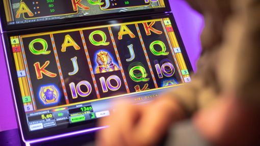 Die Glücksspiel-Industrie boomt. Aber der Zeitvertreib kann süchtig machen. Foto: dpa/Sebastian Gollnow