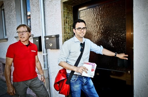 Auf Klingeltour in Weilimdorf: SPD-Kandidat Schäfstoß (rechts) mit Wahlhelfer Christoph Schmid. Foto: Peter Petsch