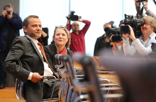 Der ehemalige SPD-Bundestagsabgeordnete Sebastian Edathy hat sich in einer Pressekonferenz zum ersten Mal nach Bekanntwerden der Kinderpornografie-Affäre öffentlich geäußert. Foto: dpa