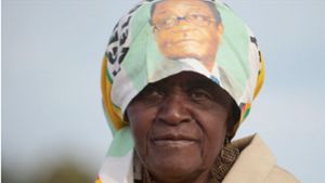 Jahrzehntelang an der Macht, nun unter Hausarrest: der Präsident von Simbabwe, Robert Mugabe, hier auf dem Kopftuch einer Anhängerin. Foto: dpa