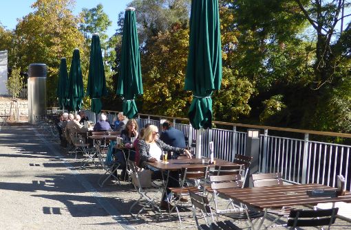 Mit Blick auf den Kanal, lässt es sich im Biergarten der Wichtel-Brauerei gut aushalten. Mehr Außengastro in Esslingen gibt’s in der Bilderstrecke. Foto: Wichtel