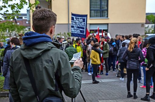 Das Bündnis „Stuttgart gegen Rechts“ hatte zu einer Kundgebung und Demonstration gegen die AfD aufgerufen. Rund 70 Teilnehmer kamen. Foto: Lichtgut/Julian Rettig