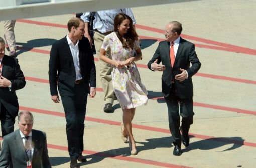 Auf dem Flughafen von Brisbane war es wohl etwas zu windig für das Kleid der Herzogin. Foto: dpa