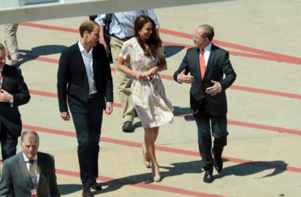 Auf dem Flughafen von Brisbane war es wohl etwas zu windig für das Kleid der Herzogin.