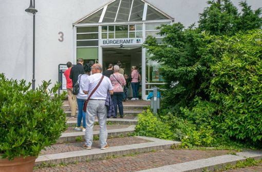 Warten gehört beim  Esslinger Bürgeramt dazu. Wer  vor Ort einen Antrag stellen will, muss derzeit im Durchschnitt 85 Tage auf einen Termin warten. Foto: Roberto Bulgrin