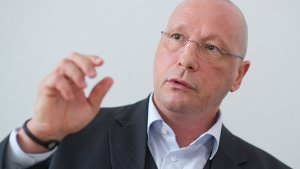Porsche-Betriebsratschef Uwe Hück will betriebsbedingte Kündigungen an Standorten in und um Stuttgart bis 2020 ausschließen. Foto: dpa