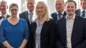 Christina Baum (Mitte), im Bild mit anderen AfD-Landtagsabgeordneten, fordert vorgezogene Neuwahlen im Bund. Foto: dpa