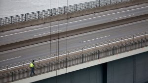 Sicherheitsmängel: Die Schiersteiner Brücke zwischen Wiesbaden und Mainz ist für Fahrzeuge und Fußgänger gesperrt worden.  Foto: dpa