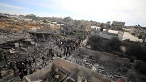 Rafah: Palästinenser überprüfen die Trümmer von Gebäuden, die durch israelische Luftangriffe beschädigt wurden (Archivfoto). Foto: dpa/Yasser Qudih